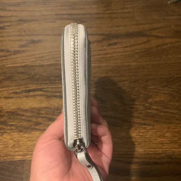 Marc Jacobs Empire City Travel Wallet with Strap light gray - Picture 5 of 16